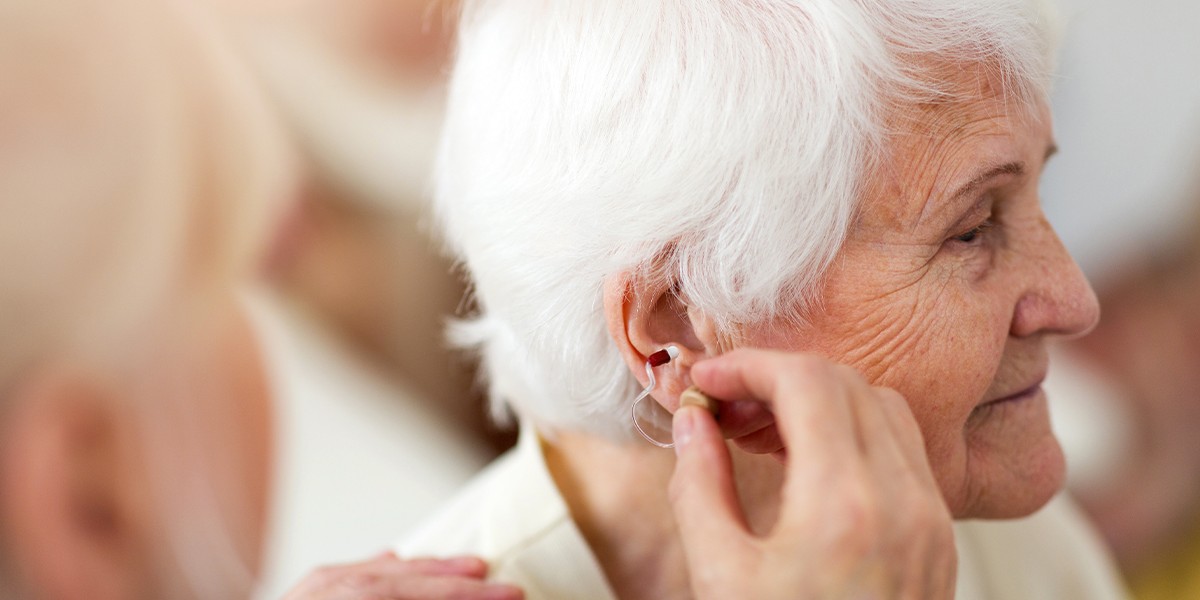 Как понять и справиться с проблемами слуха у пожилых людей?